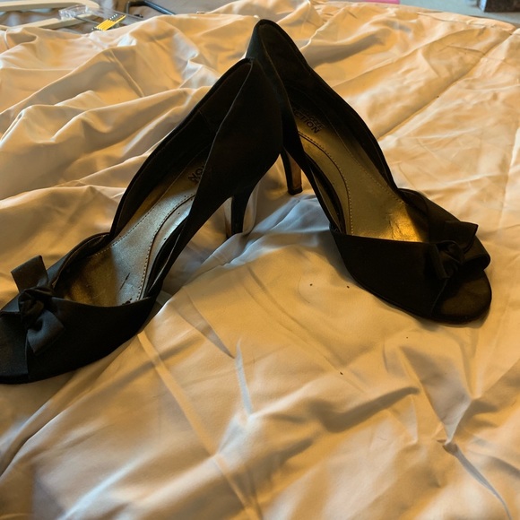 Kenneth Cole Reaction Black satin heels - Picture 2 of 6